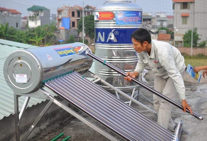 thợ sửa máy nước nóng năng lượng mặt trời