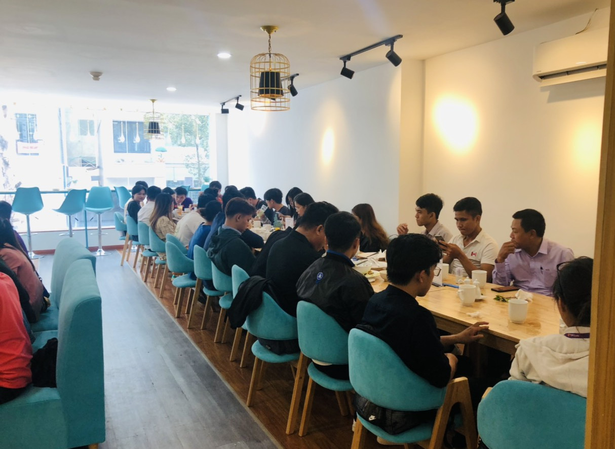 cơm trưa tại văn phòng