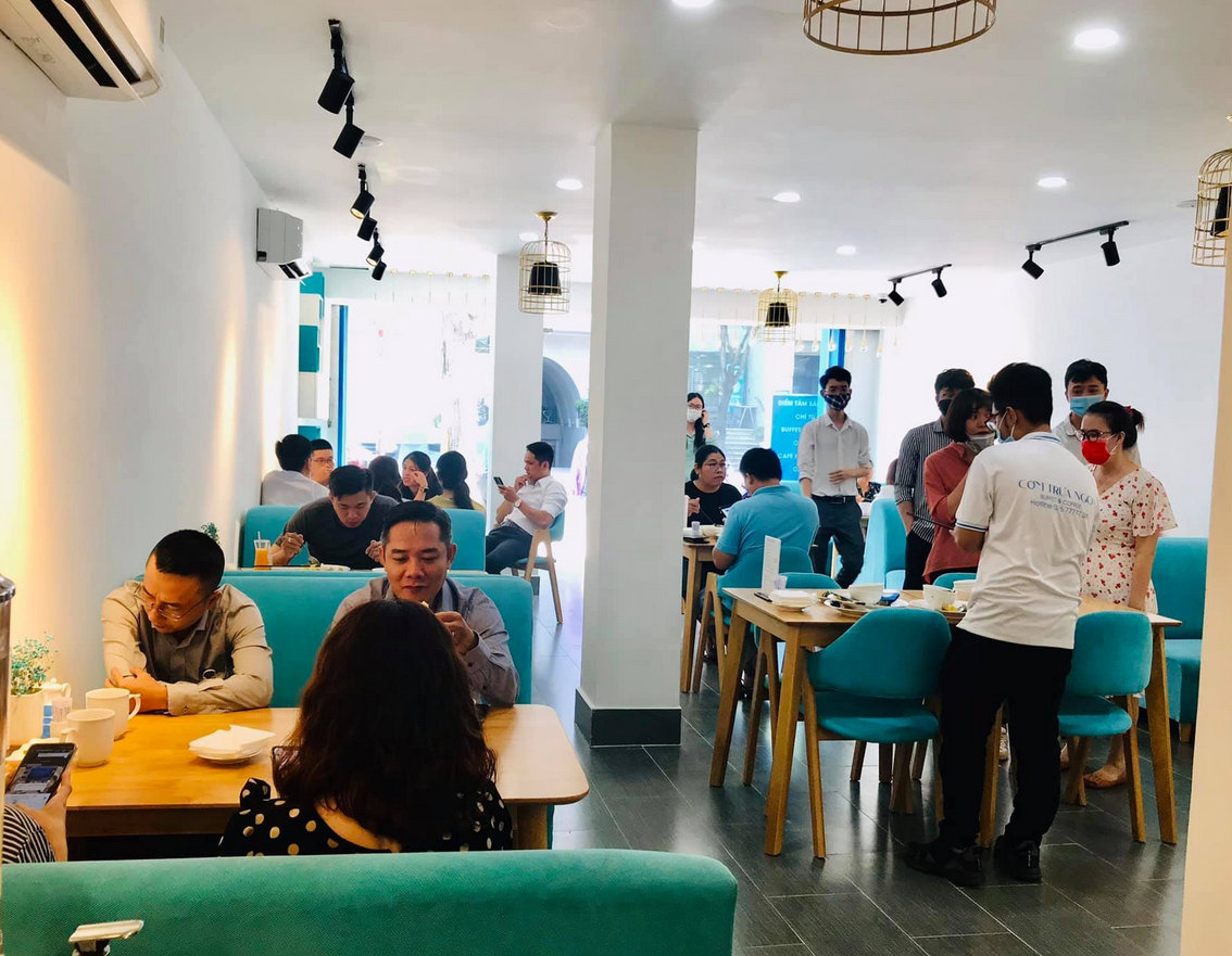 khách hàng tại quán