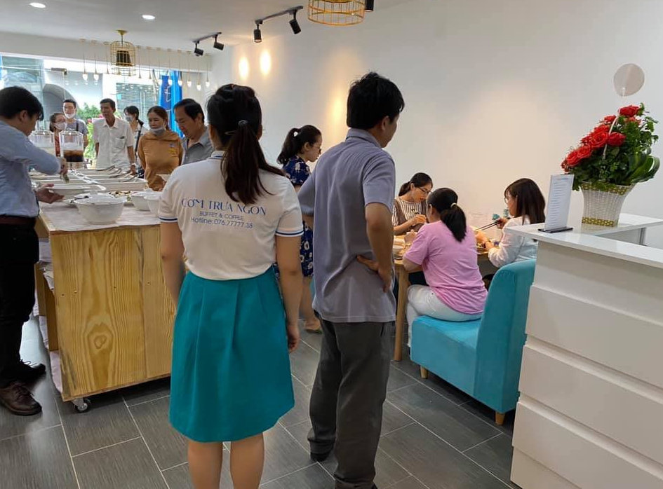 người dùng cơm trưa ngon