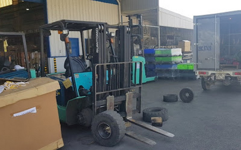 thay lốp xe nâng