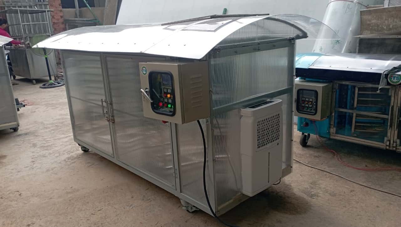 Máy tách ẩm tích hợp ở ngõ vào của buồng sấy, lọc bụi và tách nước không khí trước khi thổi vào buồng sấy.