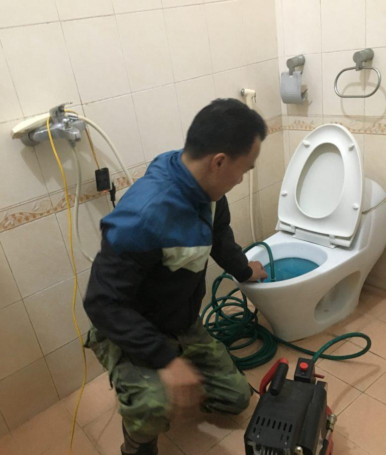 thông bồn cầu