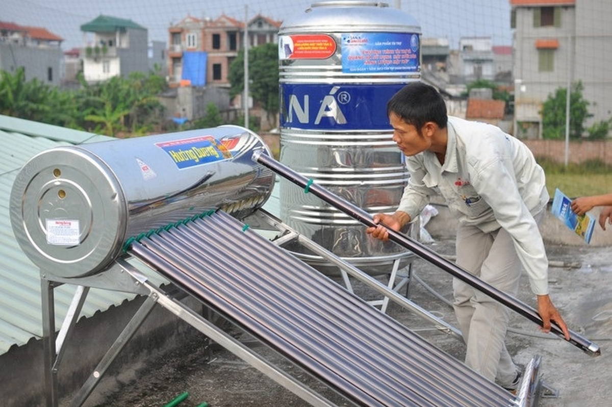 thợ sửa máy nước nóng năng lượng mặt trời