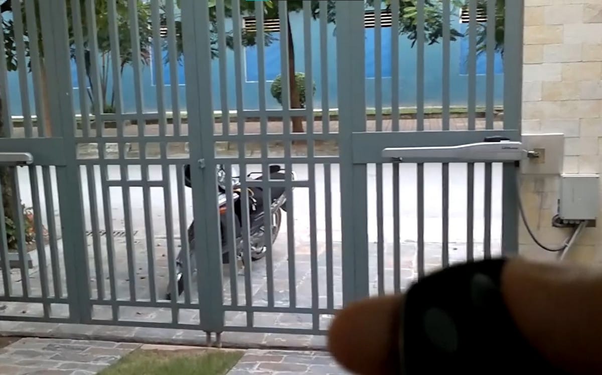 Cửa cổng điều khiển từ xa