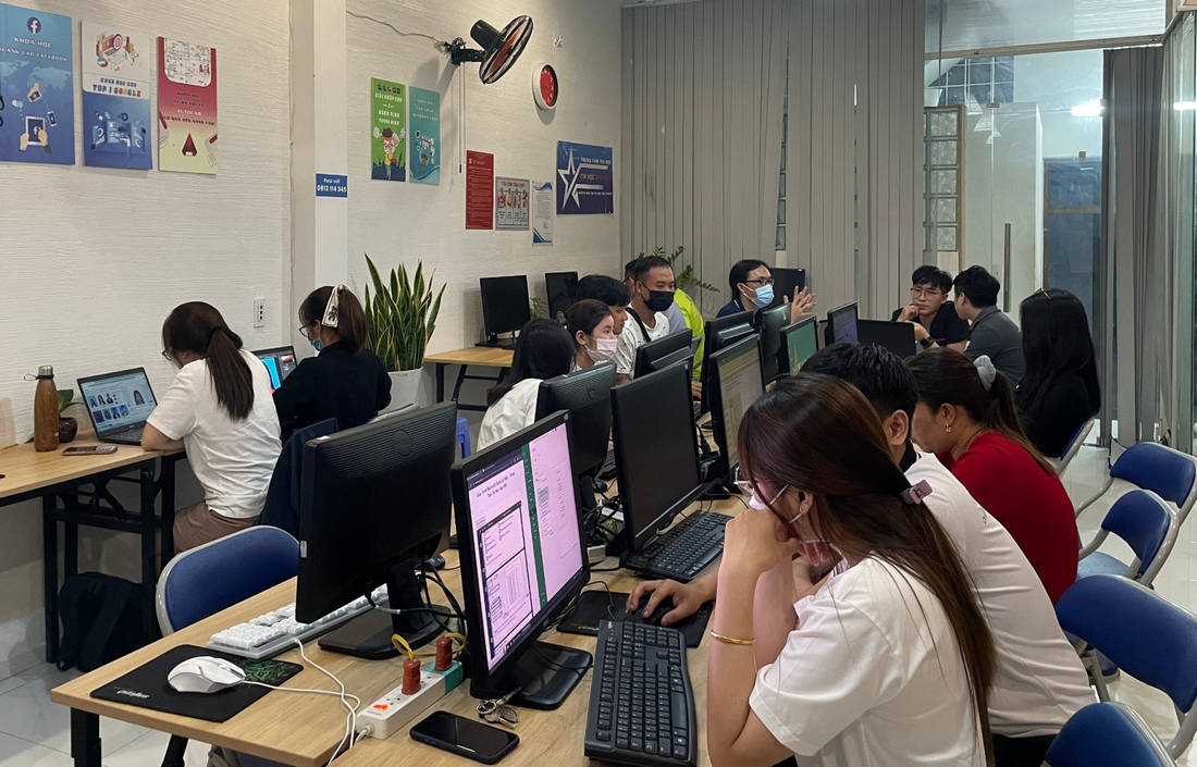 Đối Tượng Nào Nên Học Khóa Học Ứng Dụng AI Trong Công Việc