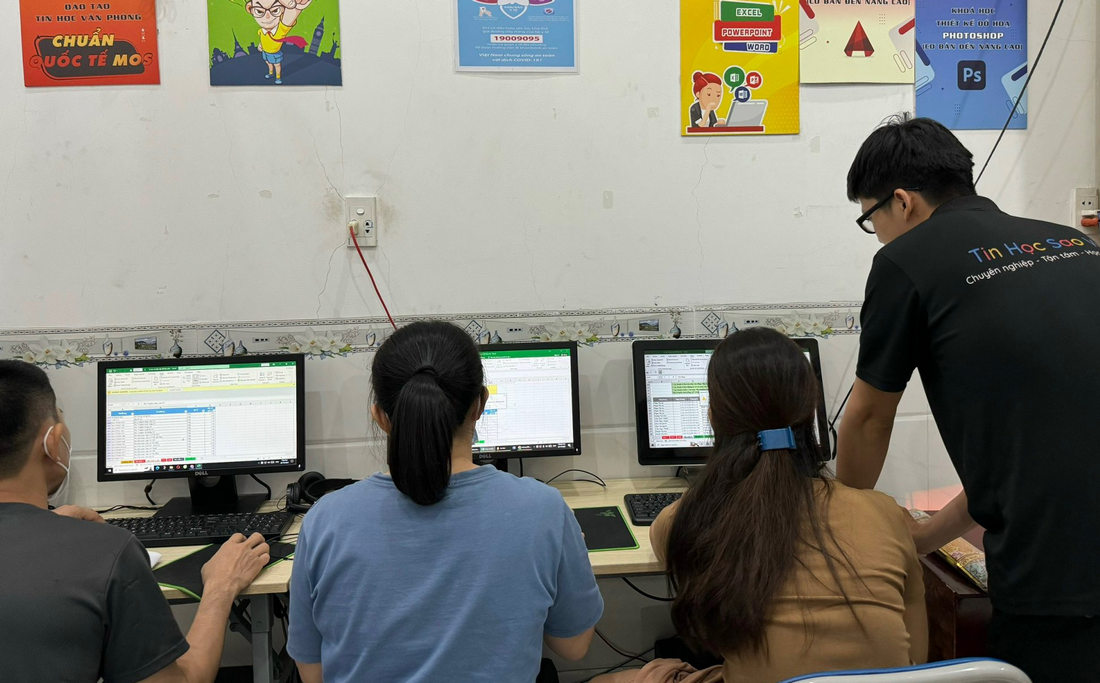 Học Viên Học Ứng Dụng AI Trong Tin Học Văn Phòng